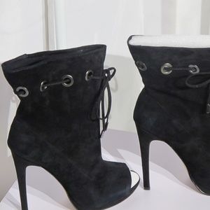 NEW IN BOX Steve Madden Calvalier Black Suede